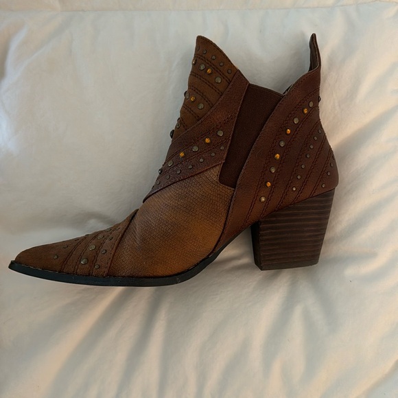 Brand: Coconuts by Matisse. Size: 8. Color: Brown with brass and orange detail. - Picture 2 of 6